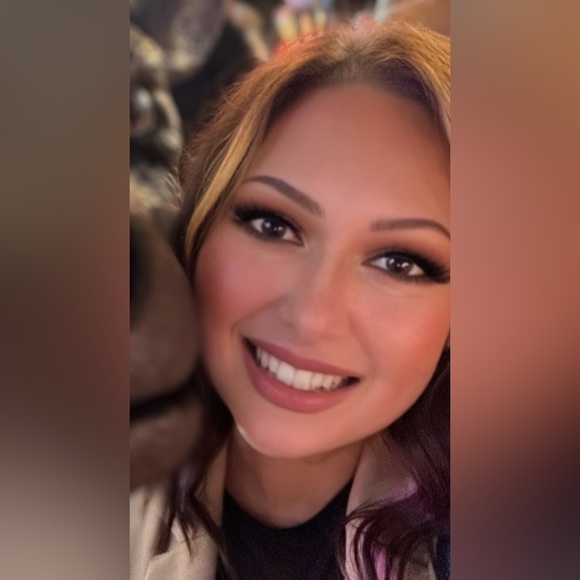 Meet your Posher, Alyssa - Picture 1 of 1